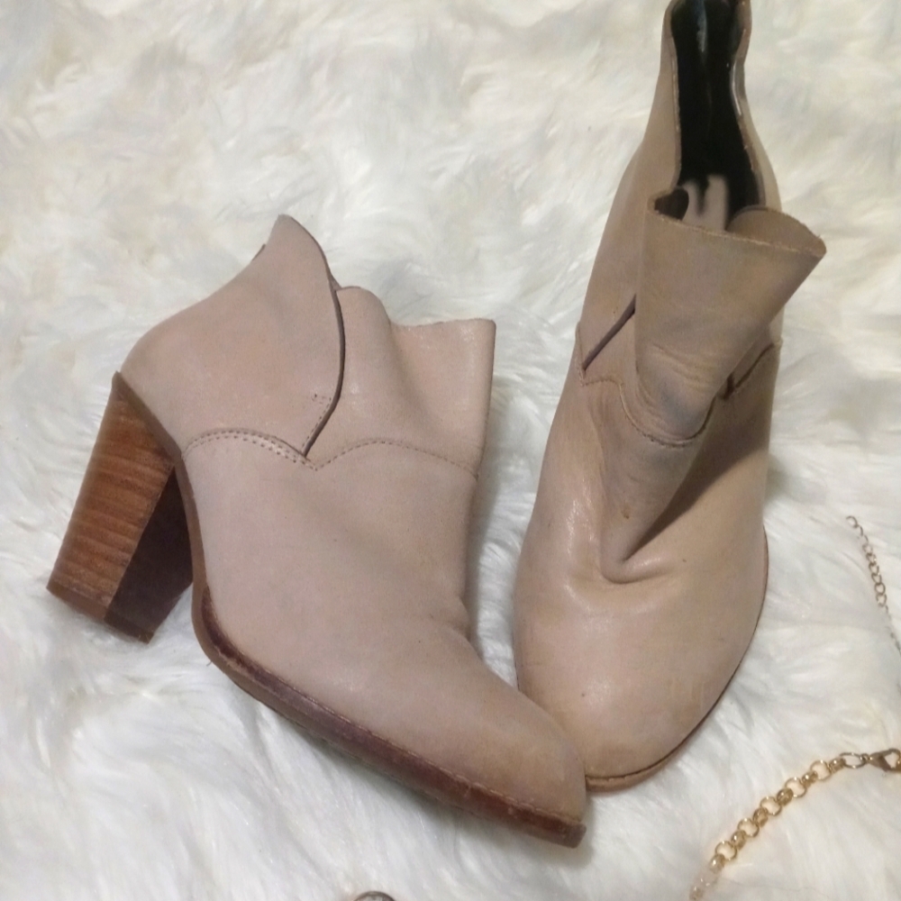 Women's tan ankle boots size 6